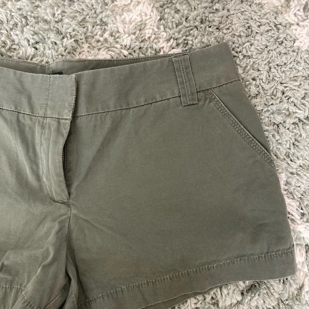 J. Crew Green Chino Shorts Classic Style Size 8 - Picture 2 of 7